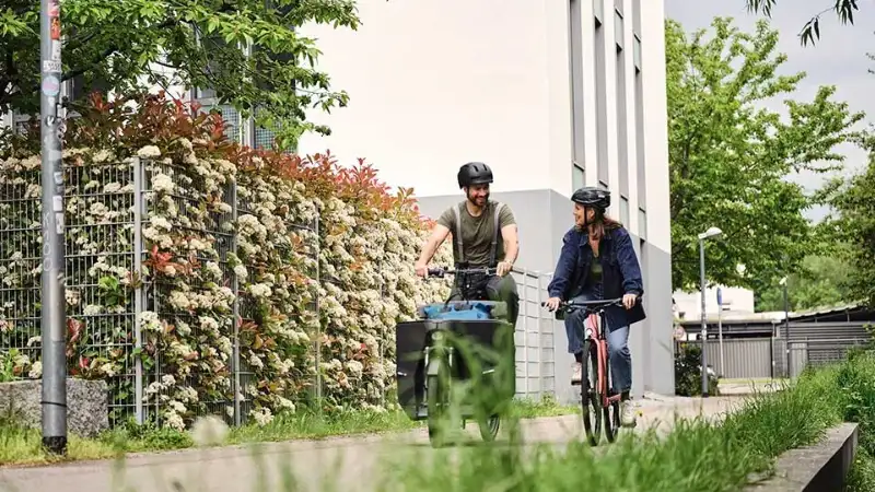 Lastenrad und Fahrrad auf Fahrradweg urban Lastenrad und Fahrrad auf Fahrradweg urban