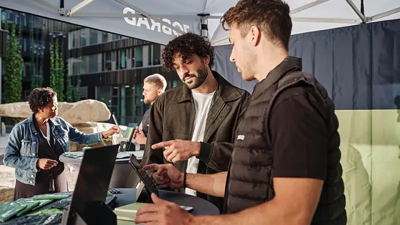 Fachhändler im Kundengespräch am Demoday Fachhändler im Kundengespräch am Demoday