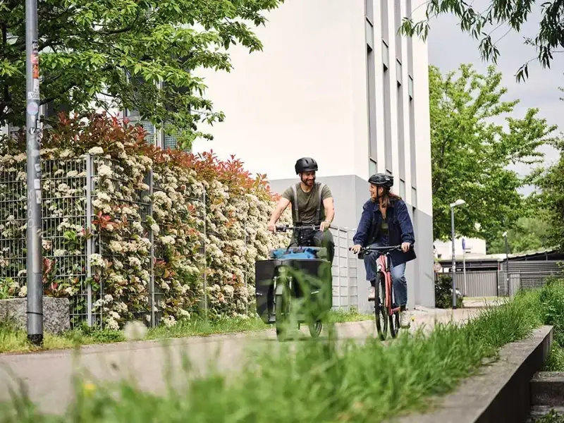 Lastenrad und Fahrrad auf Fahrradweg urban Lastenrad und Fahrrad auf Fahrradweg urban