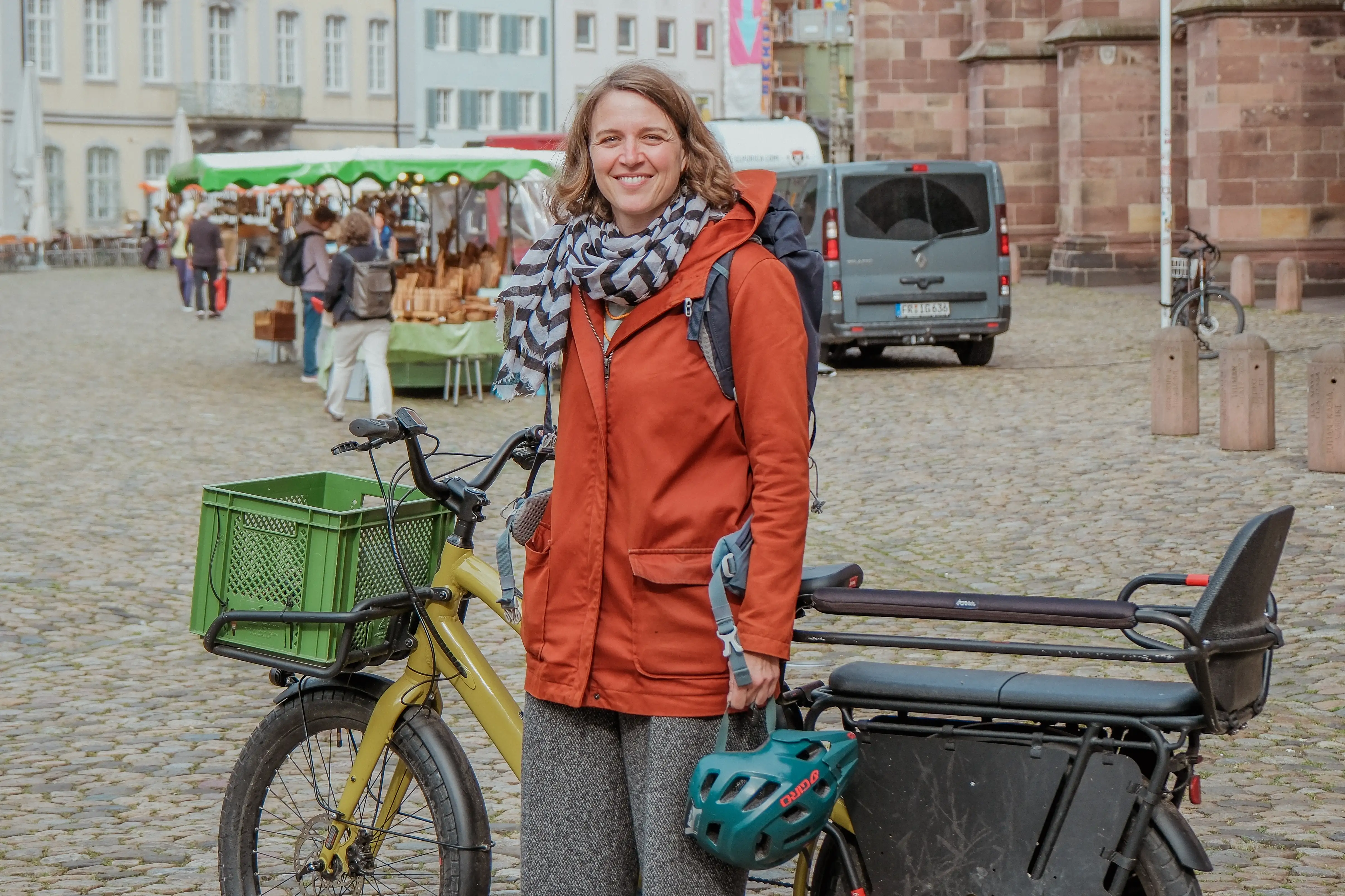 Eva Jerger von der Erzdiözese mit ihrem Lastenrad vor dem Freiburger Münster Eva Jerger von der Erzdiözese mit ihrem Lastenrad vor dem Freiburger Münster