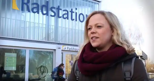 Maraike Kahlstorf von Rewe steht vor einem Gebäude mit der Aufschrift "Radstation". Sie trägt einen roten Wollschal Maraike Kahlstorf von Rewe steht vor einem Gebäude mit der Aufschrift "Radstation". Sie trägt einen roten Wollschal