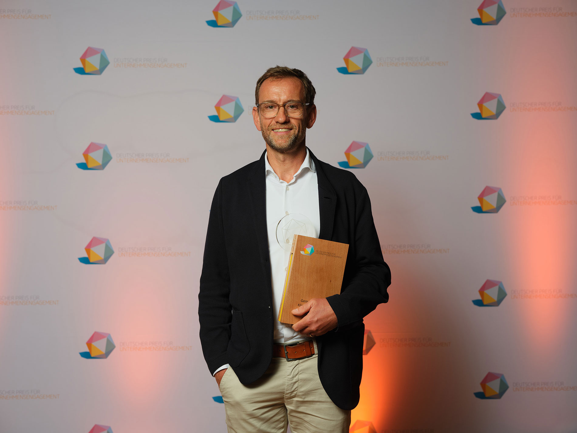 Ulrich Prediger nimmt den Deutschen Preis für Unternehmensengagement 2025 für JobRad entgegen