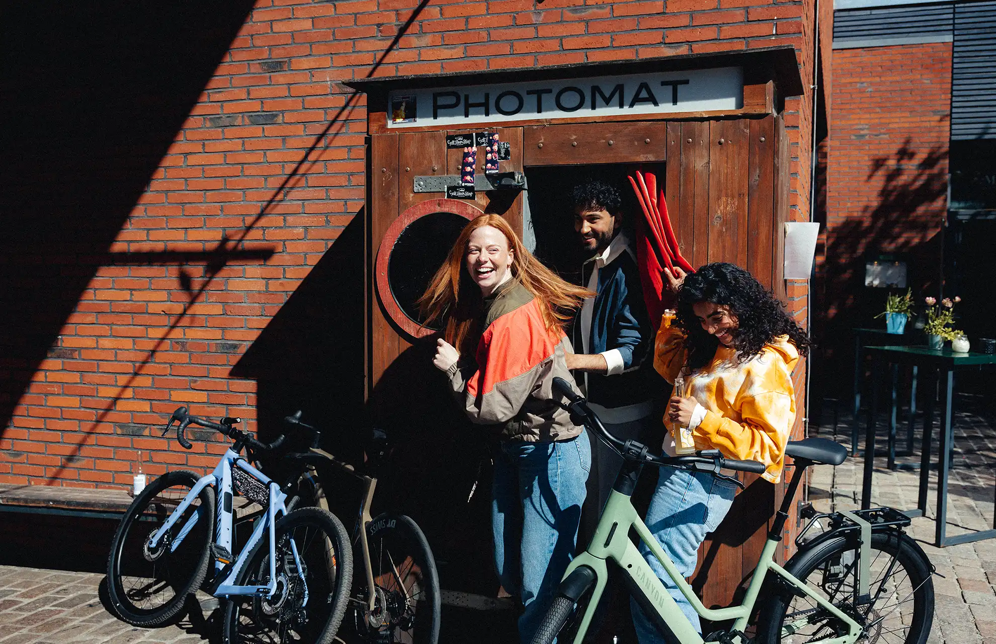 Junge Menschen vor einer Photobox mit Leasing Fahrädern
